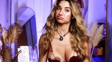Bellissima bionda italiana tettona in live