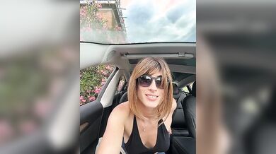 Aiuto c'è qui in guardone nel parcheggio che mi vuole scopare