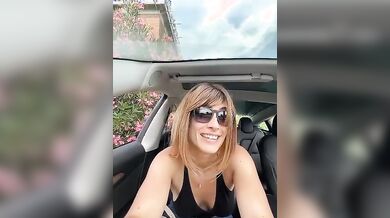Aiuto c'è qui in guardone nel parcheggio che mi vuole scopare