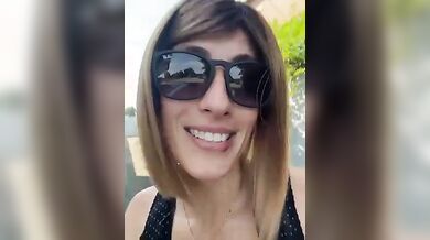 Mi faccio inculare da guardone davanti al supermercato in auto