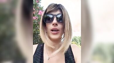 Mi faccio inculare da guardone davanti al supermercato in auto
