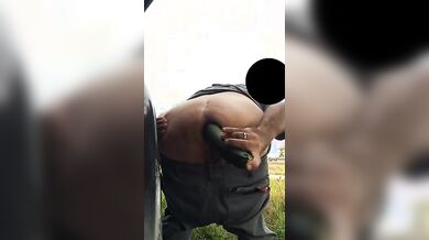 Cetriolo in culo nel parcheggio pubblico
