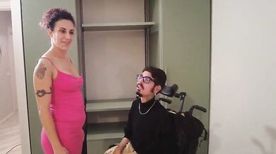 Assistente sociale italiana fa sesso con disabile