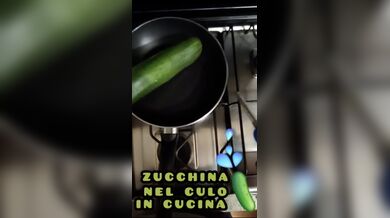 Zucchina nel culo in cucina