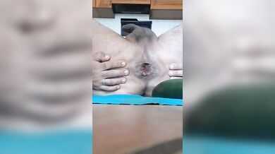 Zucchina nel culo in cucina