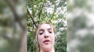 Succhiamo il cazzo a turista sul prato