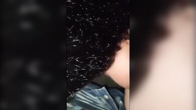 Sveltina a pecora moglie sul cofano della macchina