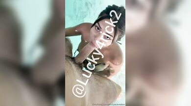 Gran bocchino in piscina con ingoio POV