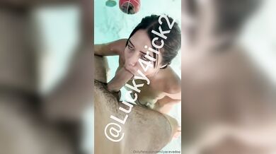 Gran bocchino in piscina con ingoio POV