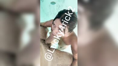 Gran bocchino in piscina con ingoio POV